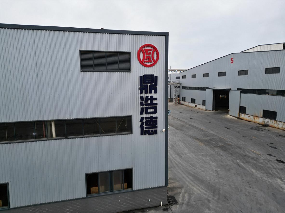 jimeng-2026-08-02-7120-完全保留原图的工厂建筑、红色圆形品牌logo、深蓝色“鼎浩德”大字标识、场景构图....png