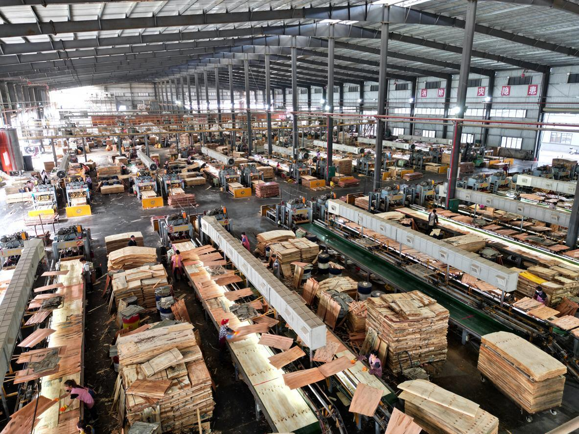 jimeng-2026-08-02-3277-完整保留这张工厂木材加工车间的所有场景、生产线设备、工人和板材元素,保证画面清晰....png